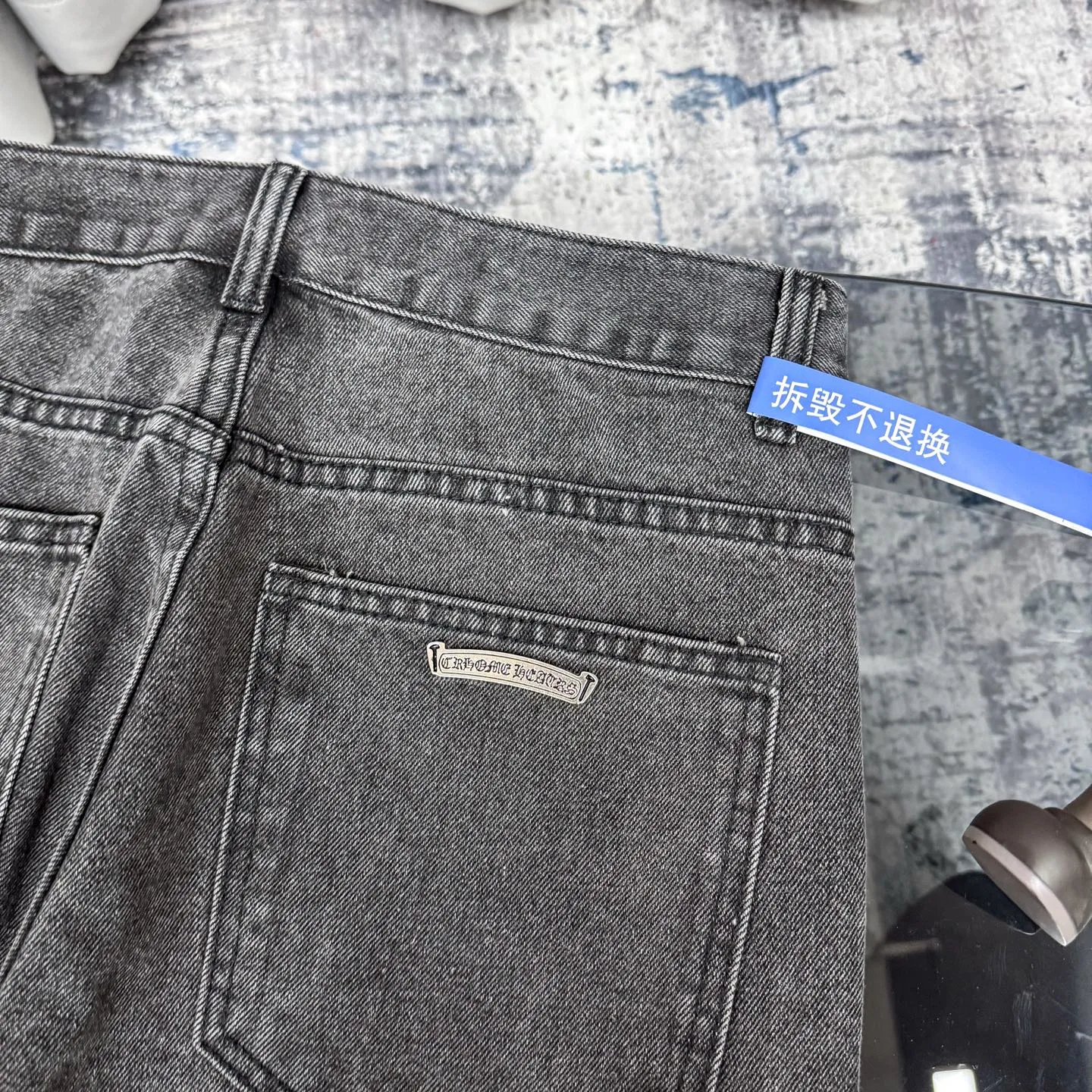 P280 Chrome Hearts city-limited flame black and white leather jeans need to be washed after the finished product is disassembled and hand-made with sheepskin cross leather and then spliced ​​together. The whole piece has too many craftsmanship to explain. The cabinet price is 34W+, the patchwork is decorated with cross flowers, and the high-waisted washed jeans! ! Absolutely high-end luxury products, 8W+ level god-level single products, super popular products, made with top heavy industry, a magic weapon that cannot be missed. About Kroxin This is an extremely luxurious fashion brand, which can also be called the aristocrats of the high street. It has always been an exclusive brand for some hipsters or rich second generation. Compared with ordinary high streets, it is more luxurious and noble. Compared with luxury brands, it has a more fashionable personality and has always been a brand that I have a special liking for. Size: 28 30 32 34 (corresponds to S-XL) Size chart: 28 Waist 76 Pants length 104 Hips 98 30 Waist 80 Pants length 105 Hips 102 32 Waist 84 Pants length 106 Hips 106 34 Waist 88 Pants length 107 Hips 110